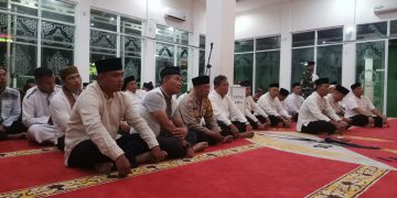 Kasdim 0505/JT Bersama Tokoh Agama, Warga dan Tiga Pilar Gelar Sholat Subuh Berjamaah, Istighosah & Isra Mi’raj