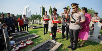 Jelang HUT ke-77 Bhayangkara, Kapolri dan Jajaran Ziarah ke TMP Kalibata
