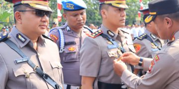 Kapolres Pimpin Upacara Serah Terima Jabatan (Sertijab) Pejabat Lama dan Pejabat Baru Polres Metro Bekasi Kota