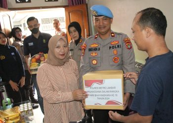Polres Metro Jakarta Barat Sambut HUT Bhayangkara ke-78 dengan An jangsana ke Rumah Personel yang Sakit Menahun