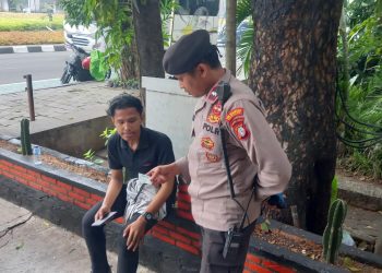 Aipda Herlyn Unit Patmor Sabhara Polsek Metro Menteng Membantu Warga Tanggerang Yang Kehabisan Ongkos Pulang