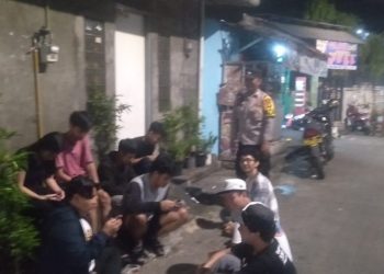 Patroli Rawan Tawuran Kapolsubsektor Galur Imbau Anak-anak Remaja Yang Nongkrong