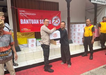 Menyambut Hari Bhayangkara ke 78 Kapolsek Metro Gambir Bagikan Bantuan Sosial Ke Pura Agung Wira Satya Bhuana