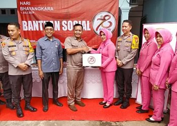 Pemberian Bansos Polres Metro Jakarta Timur kepada Serikat Buruh DPC FSP LEM SPSI Jakarta Timur dalam rangka Hari Bhayangkara ke – 78