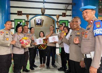 Anjangsana Polres Metro Jakarta Timur dalam HUT Bhayangkara ke -78 Kunjungi Anggota yang Sakit Menahun