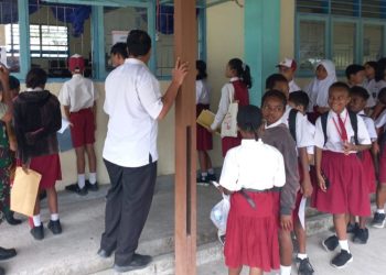Peduli Dunia Pendidikan, Babinsa Koramil 1710-02/Timika Serka Philipus Monitoring Penerimaan Siswa Baru Di Wilayah Binaan