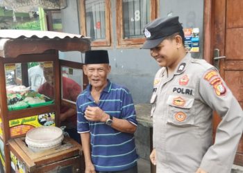 Anggota Samapta Polsek Johar Baru Briptu Argo Patroli Sore Hari Memberikan Imbauan Kepada Warga