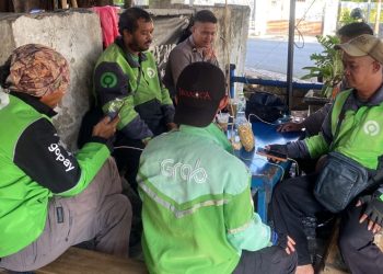 Anggota Binmas Berikan Imbauan Ke Komunitas Ojek Online