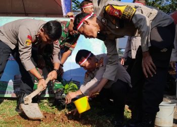 Polsek Kemayoran mengadakan Bakti Sosial dalam rangka HUT Bhayangkara ke 78 dengan Menanam Pohon di Sekitar Halaman Mapolsek