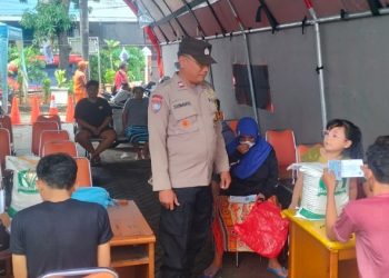 Bhabinkamtibmas Johar Baru Membantu Membagikan Bansos Pemerintah Kepada Warga