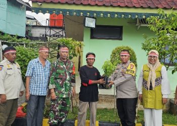 Bhabinkamtibmas Kelurahan Senen Melaksanakan Penanaman Bibit Tumbuhan Dalam Rangka HUT Bhayangkara ke-78