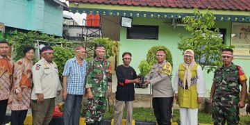 Bhabinkamtibmas Kelurahan Senen Melaksanakan Penanaman Bibit Tumbuhan Dalam Rangka HUT Bhayangkara ke-78