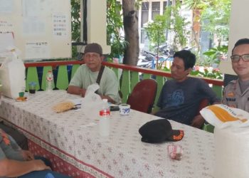 Aipda Ikhwan Mulyadi Bhabinkamtibmas Kampung Rawa Monitoring Kegiatan Pembagian Bansos Pemerintah.