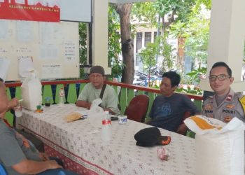 Aipda Ikhwan Mulyadi Bhabinkamtibmas Kampung Rawa Monitoring Kegiatan Pembagian Bansos Pemerintah