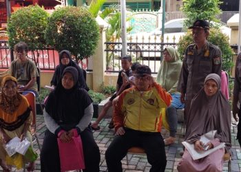 Bhabinkamtibmas Galur dan Tiga Pilar Monitoring Kegiatan Pembagian Bansos Pemerintah