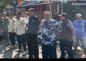 Anggota Binmas Polsek Johar Baru Woro-Woro Kamtibmas Ke Pemukiman Warga