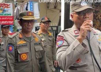 Anggota Binmas Polsek Johar Baru Woro-Woro Kamtibmas Ke Pemukiman Warga