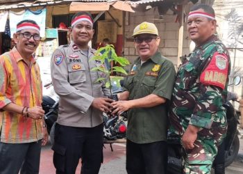 Aipda Ronianto Bagikan Bibit Pohon Kepada Warga Masyarakat