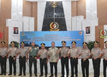 Kapolda Metro Jaya Terima Penghargaan dan Brevet Kehormatan “Setia Waspada” Paspampres
