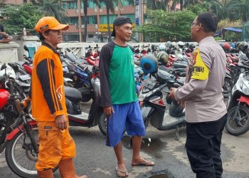 Bhabinkamtibmas Kelurahan Sumur Batu Melaksanakan Kegiatan Sambang Dan Patroli Dialogis