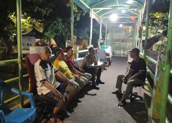 Anggota Bhabinkamtibmas Kampung Rawa Patroli Bareng Ketua RW Sambangi Warga