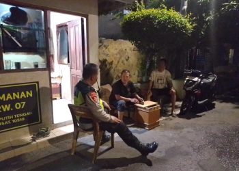 Bripka Suroto Sambang Pos Kamling Rt 07/07 Cempaka Putih Timur