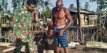 Babinsa Koramil 1710-07/Mapurujaya Gelar Komsos Bersama Warga Nelayan