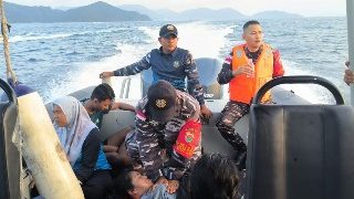 Aksi Cepat Tanggap Lanal Tarempa Evakuasi Korban Kapal Tenggelam di Perairan Tarempa
