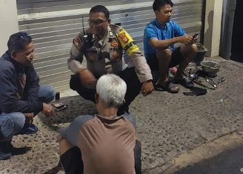 Bhabinkamtibmas Kelurahan Sumur Batu Melaksanakan Kegiatan Sambang Dan Patroli Dialogis