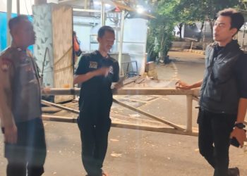 Aiptu Heri Murgianta Sambangi Poskamling RW 05 Kelurahan Bendungan Hilir Malam Hari