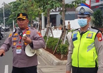 Kapolsek Johar Baru Bersama Unit Lantas Polres Metro Jakarta Pusat Berikan Pengamanan Pengaturan Lalu Lintas