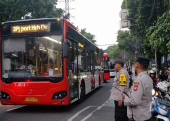 Personil Polsek Senen Berikan Pengamanan Pengaturan Lalu Lintas