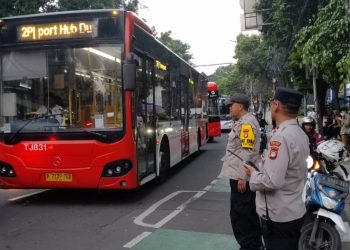 Personil Polsek Senen Berikan Pengamanan Pengaturan Lalu Lintas