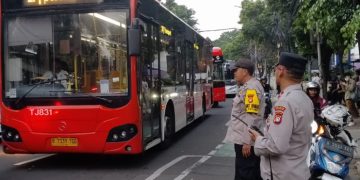 Personil Polsek Senen Berikan Pengamanan Pengaturan Lalu Lintas