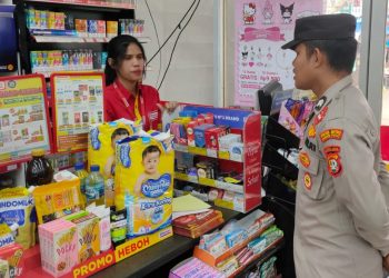 Anggota Patroli Polsek Johar Baru Berikan Himbauan Kepada Karyawati Alfamart.