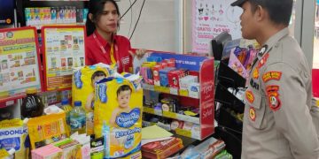 Anggota Patroli Polsek Johar Baru Berikan Himbauan Kepada Karyawati Alfamart.