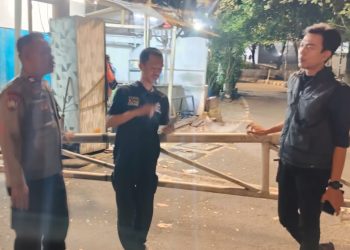 Aiptu Heri Murgianta Sambangi Poskamling RW 05 Kelurahan Bendungan Hilir Malam Hari