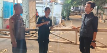 Aiptu Heri Murgianta Sambangi Poskamling RW 05 Kelurahan Bendungan Hilir Malam Hari