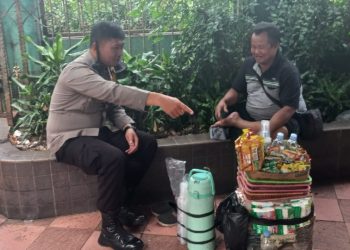 Aipda Suhartono Sambangi Pedagang Asongan