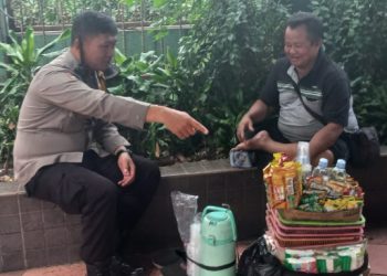 Aipda Suhartono Sambangi Pedagang Asongan