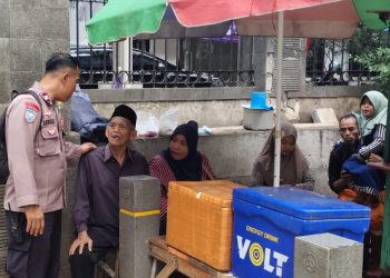 Bhabinkamtibmas Kelurahan Bendungan Hilir Ngobrol Kamtibmas Bersama Para Pedagang