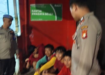 Patroli Dialogis Anggota Patroli dan Anggota Propam Berikan Imbauan Kepada Anak-anak Remaja.