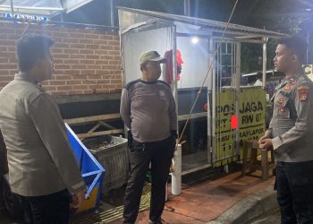 Patroli Wilayah Anggota Binmas Singgah Di Pos Keamanan Lingkungan