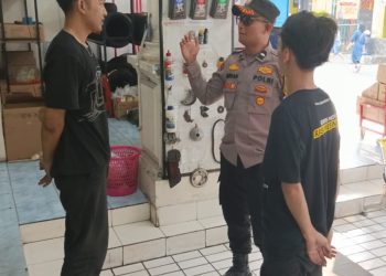 Patroli Wilayah Bhabinkamtibmas Kampung Rawa Berikan Imbauan Karyawan Planet Ban