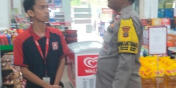 Patroli Dialogis Bhabinkamtibmas Johar Baru Berikan Himbauan Kepada Karyawan Alfamidi