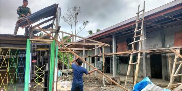 Babinsa Koramil 1710-07/Mapurujaya Membantu Rehab Bangunan Sekolah TK Al-Marifat