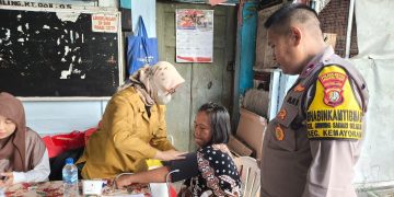 Bhabinkamtibmas Kelurahan Gunung Sahari Selatan Melakukan Monitoring Kegiatan Posyandu Balita Dan Lansia