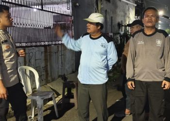 Anggota Patroli Polsek Johar Baru Patroli Pemukiman Sambangi Petugas Satkamling