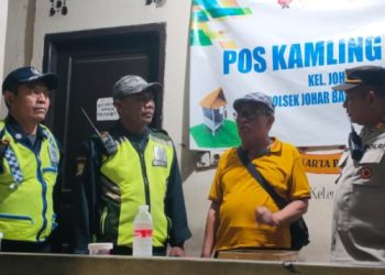 Kanit Binmas dan Anggota Binmas Polsek Johar Baru Patroli Dialogis Sambang Ke Pos Kamling RW 07 Kelurahan Johar Baru