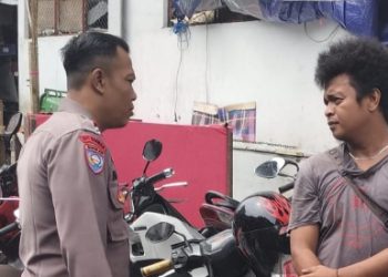 Patroli Siang Hari Pasar Benhil, Bhabinkamtibmas Benhil Berikan Himbauan Kepada Juru Parkir